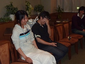 学生からの質問攻めにあう坂本さん