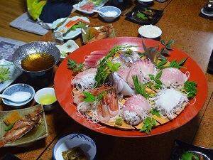 [研究室旅行]7/27 夕食に釣ったお魚をおいしくいただきました。