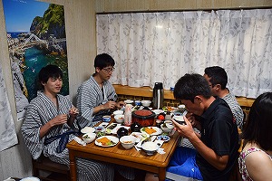 宿での夕食