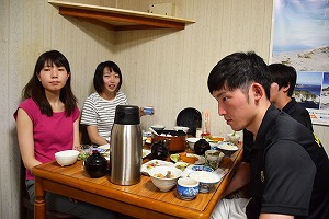 宿での夕食