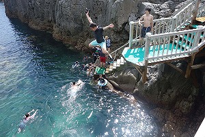[研究室旅行] 坂本先生の飛び込み