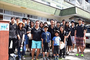 [研究室旅行] 8/3 宿の前にて