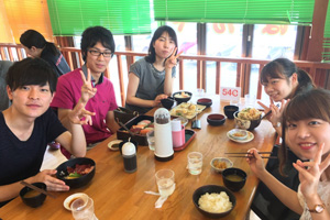 [研究室旅行]  8/7 保田の「ばんや」で昼食を食べました。