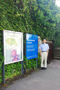 チューリッヒ大学植物園の門の前で